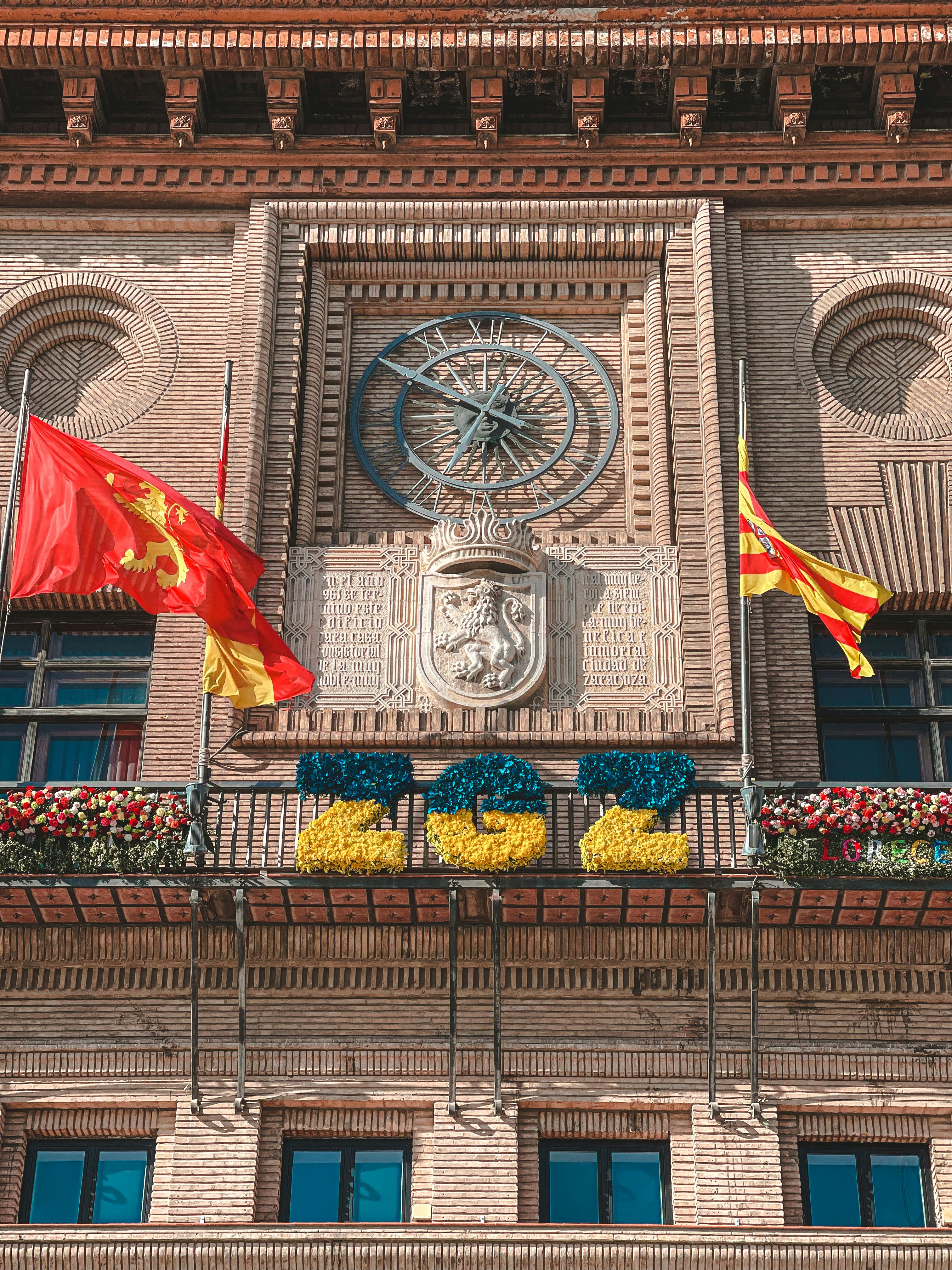 Eine Uhr an einem Gebäude