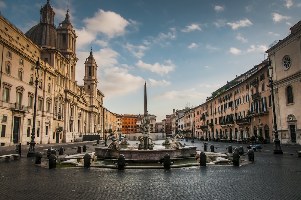 ein Kanal mit Gebäuden entlang mit Piazza Navona im Hintergrund