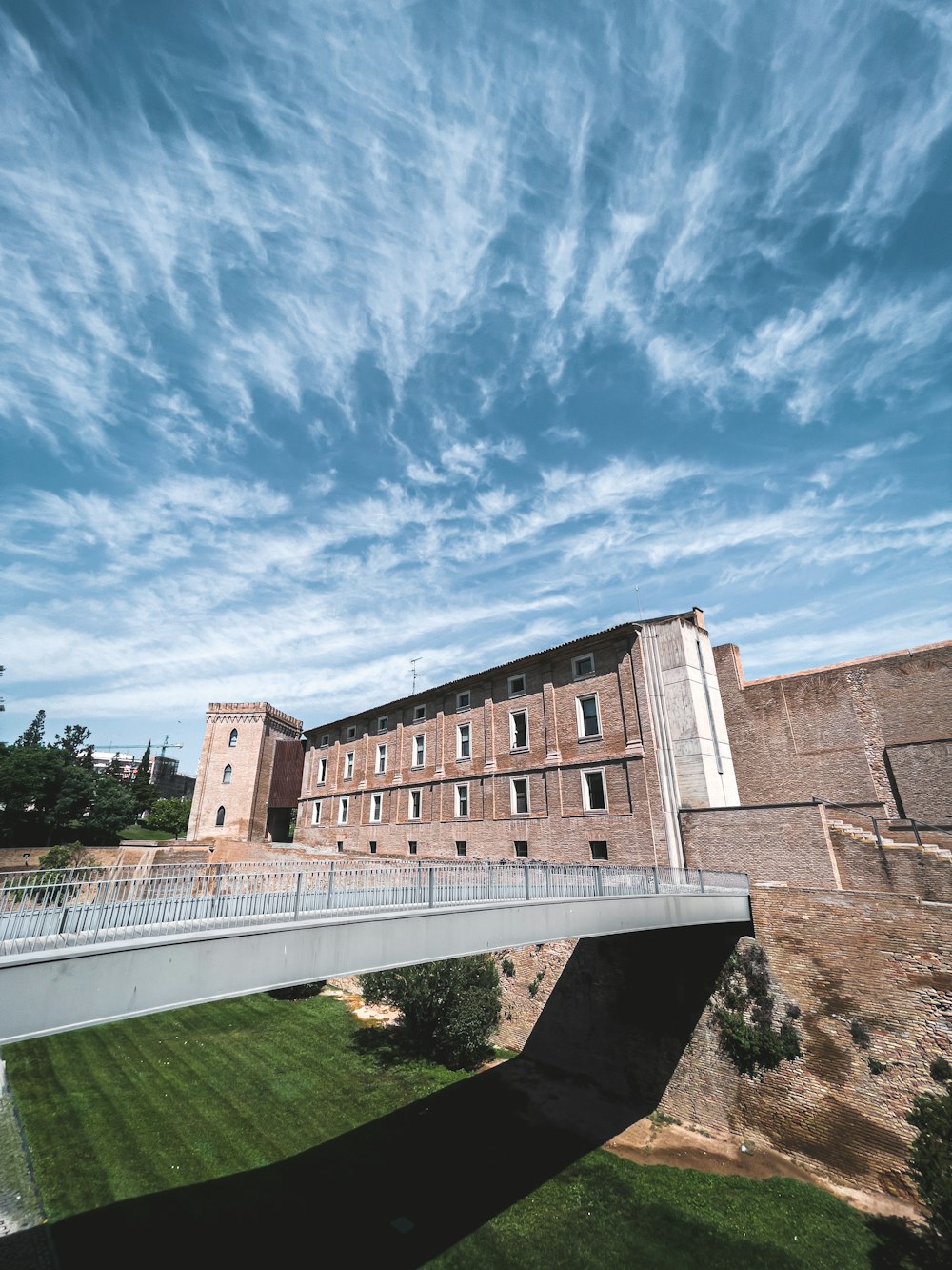 Un ponte su un fiume