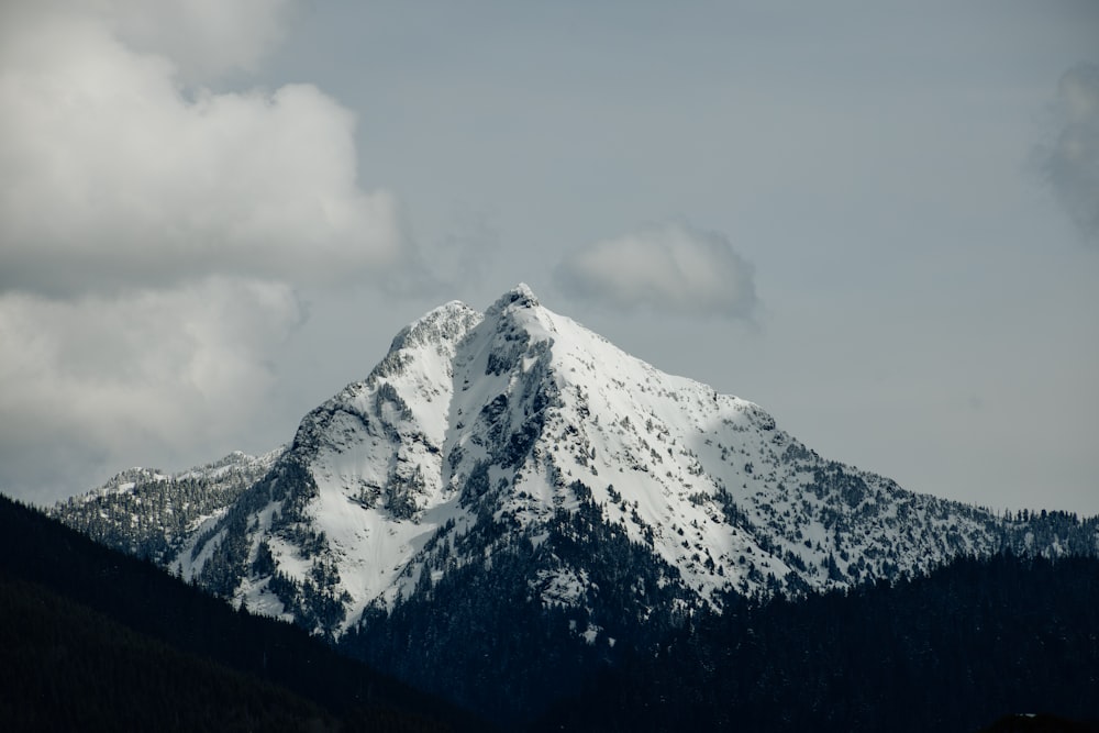 Una montaña con nieve