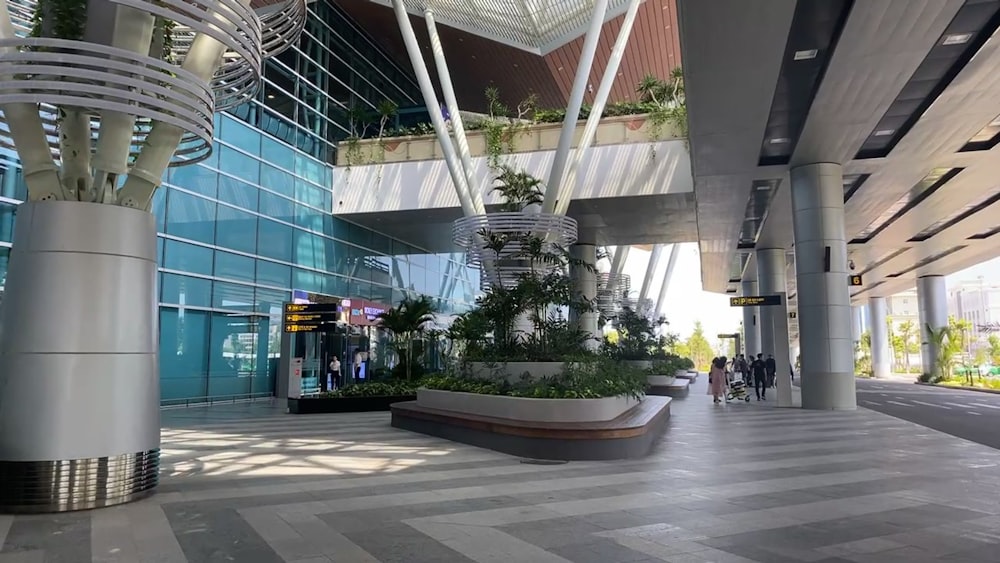 Un gran centro comercial cubierto con un techo de cristal y un gran edificio de cristal