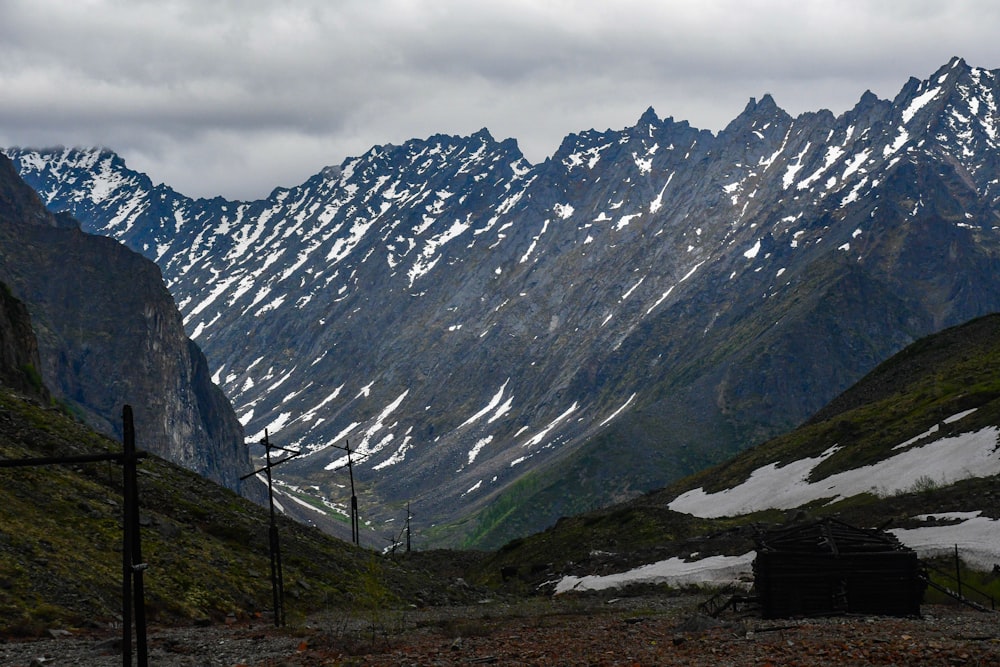 a snowy mountain range