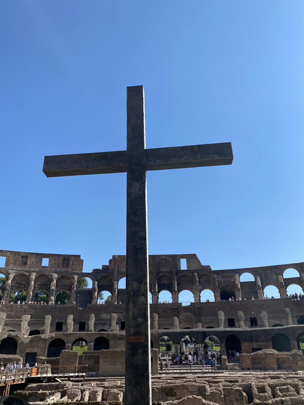 建物の前の十字架