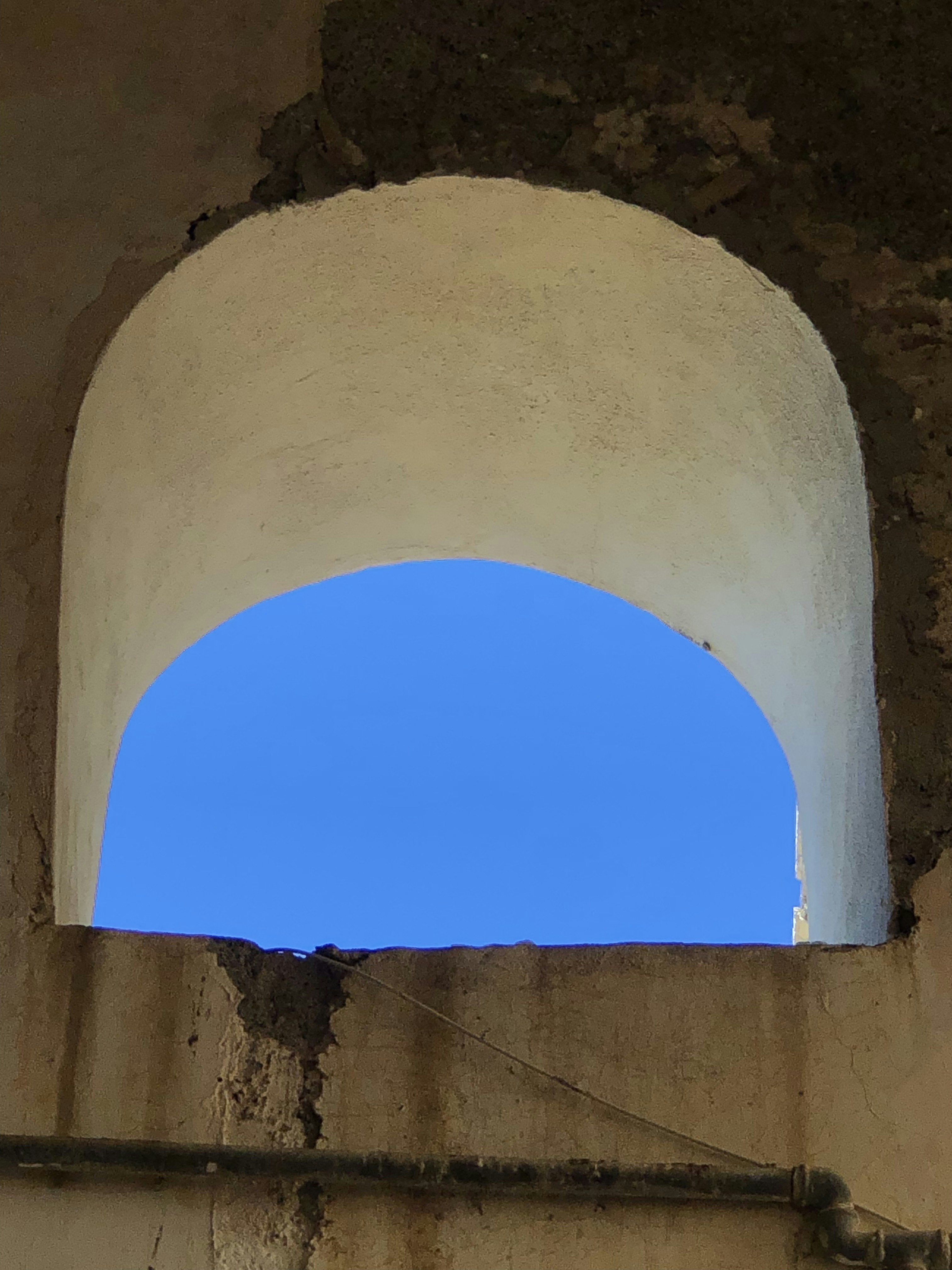 ein rundes blaues Objekt mit einem Loch darin