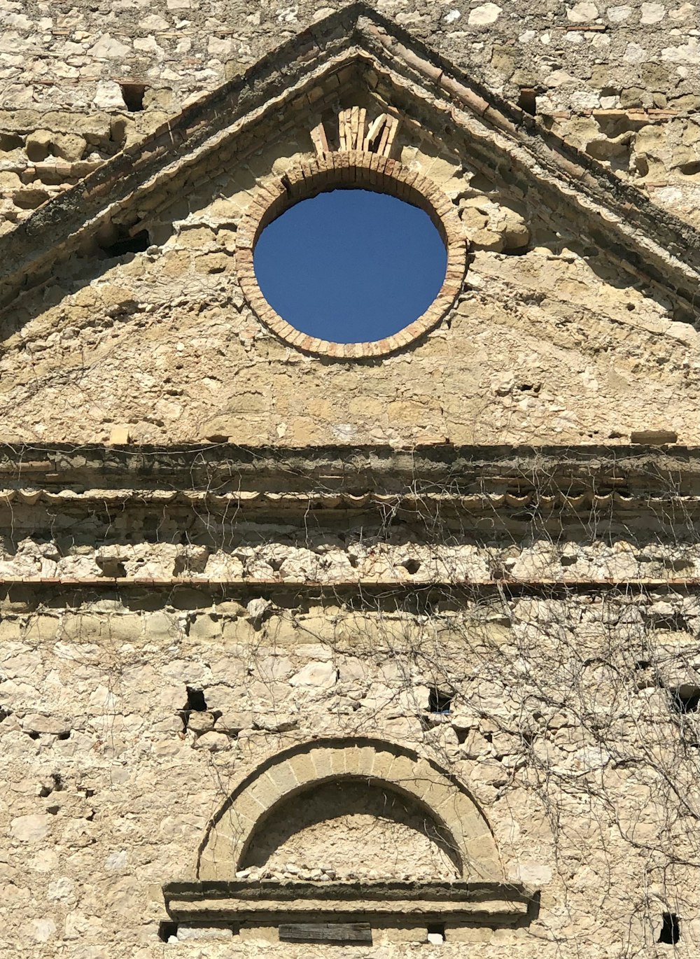 un edificio in pietra con una grande finestra ad arco