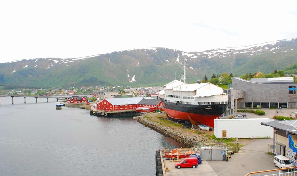 a body of water with buildings and boats by it