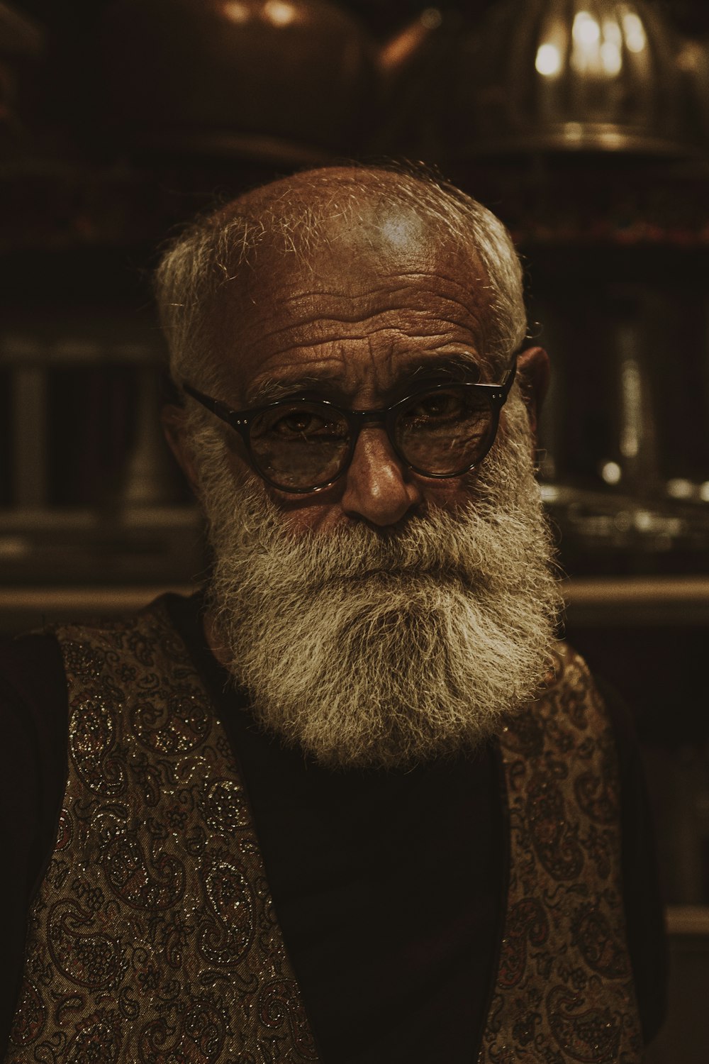 Un hombre con barba y gafas