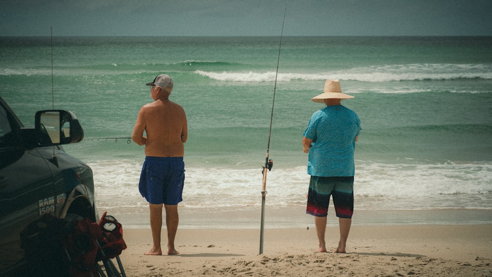 um casal de homens pescando em uma praia