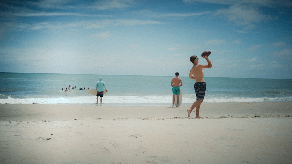 um grupo de pessoas jogando frisbee em uma praia