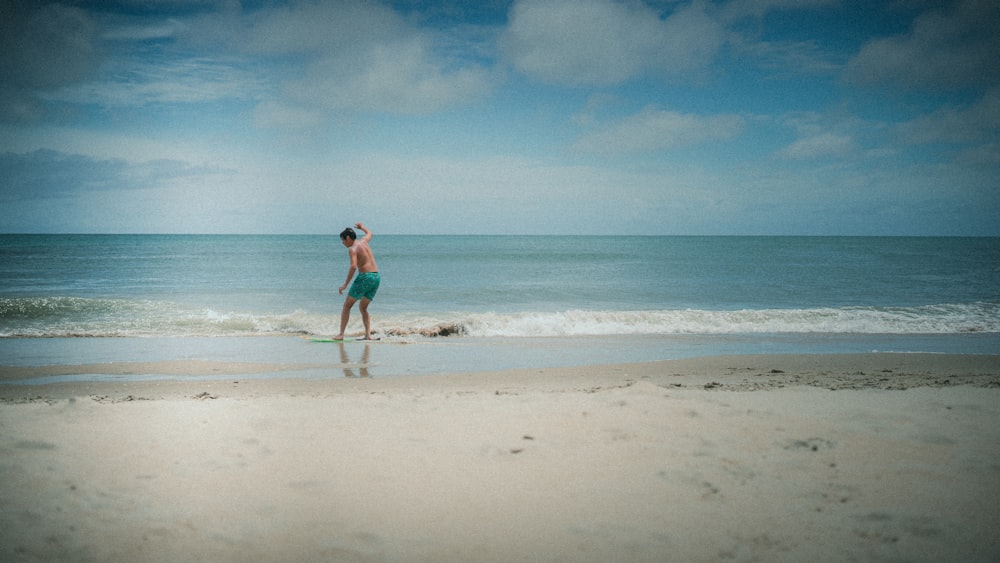 um homem em uma praia