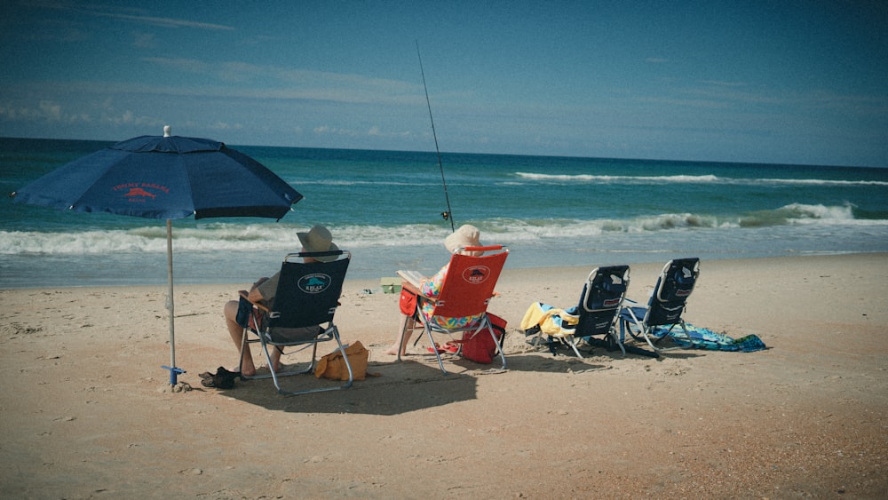 Un grupo de sillas y sombrillas en una playa