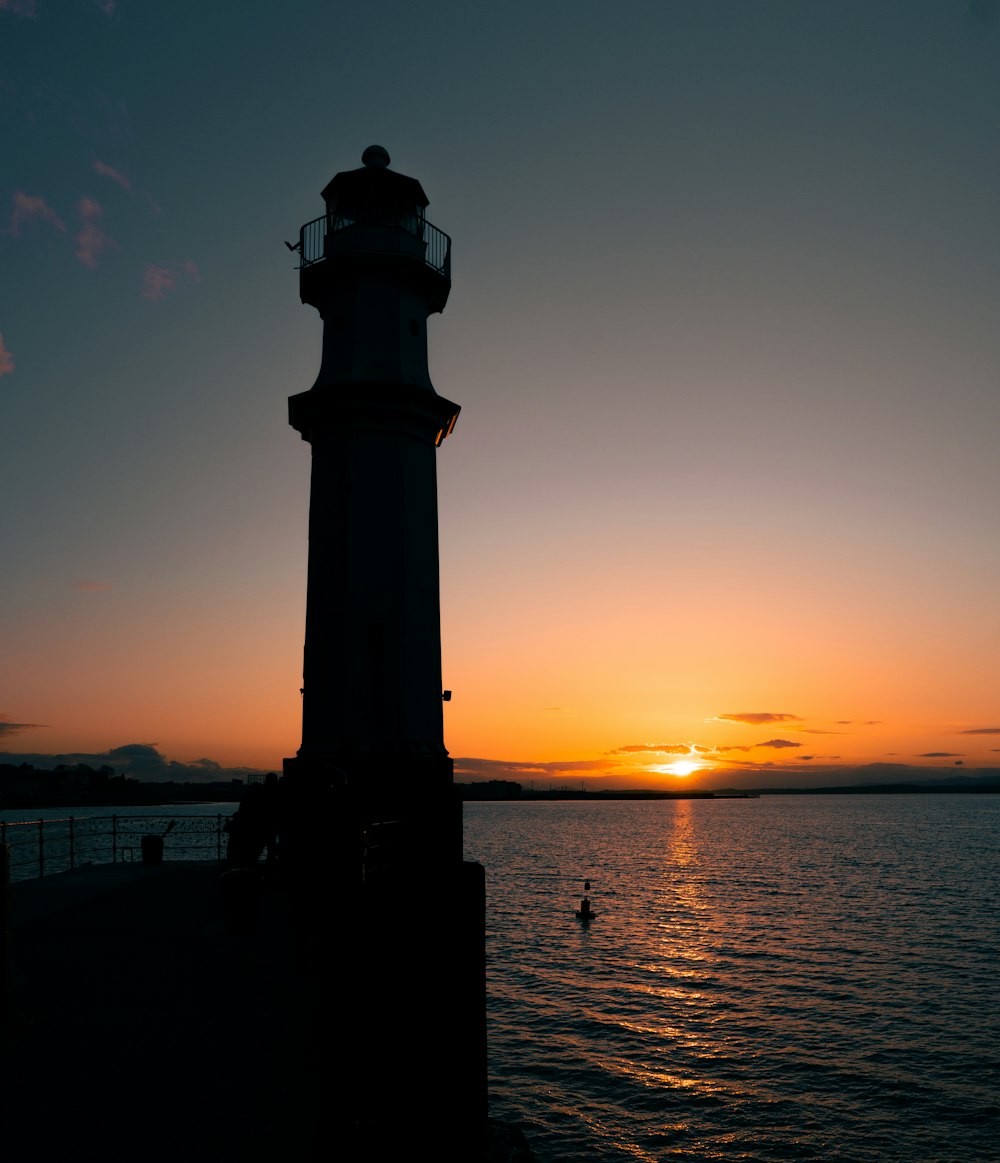 Ein Leuchtturm auf einem Pier