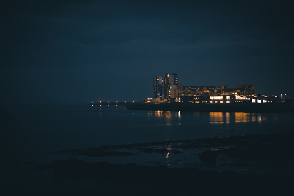 Eine Stadt bei Nacht