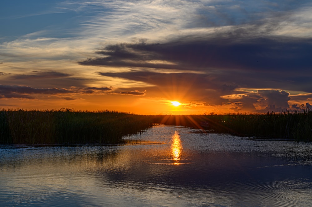 Una puesta de sol sobre un lago