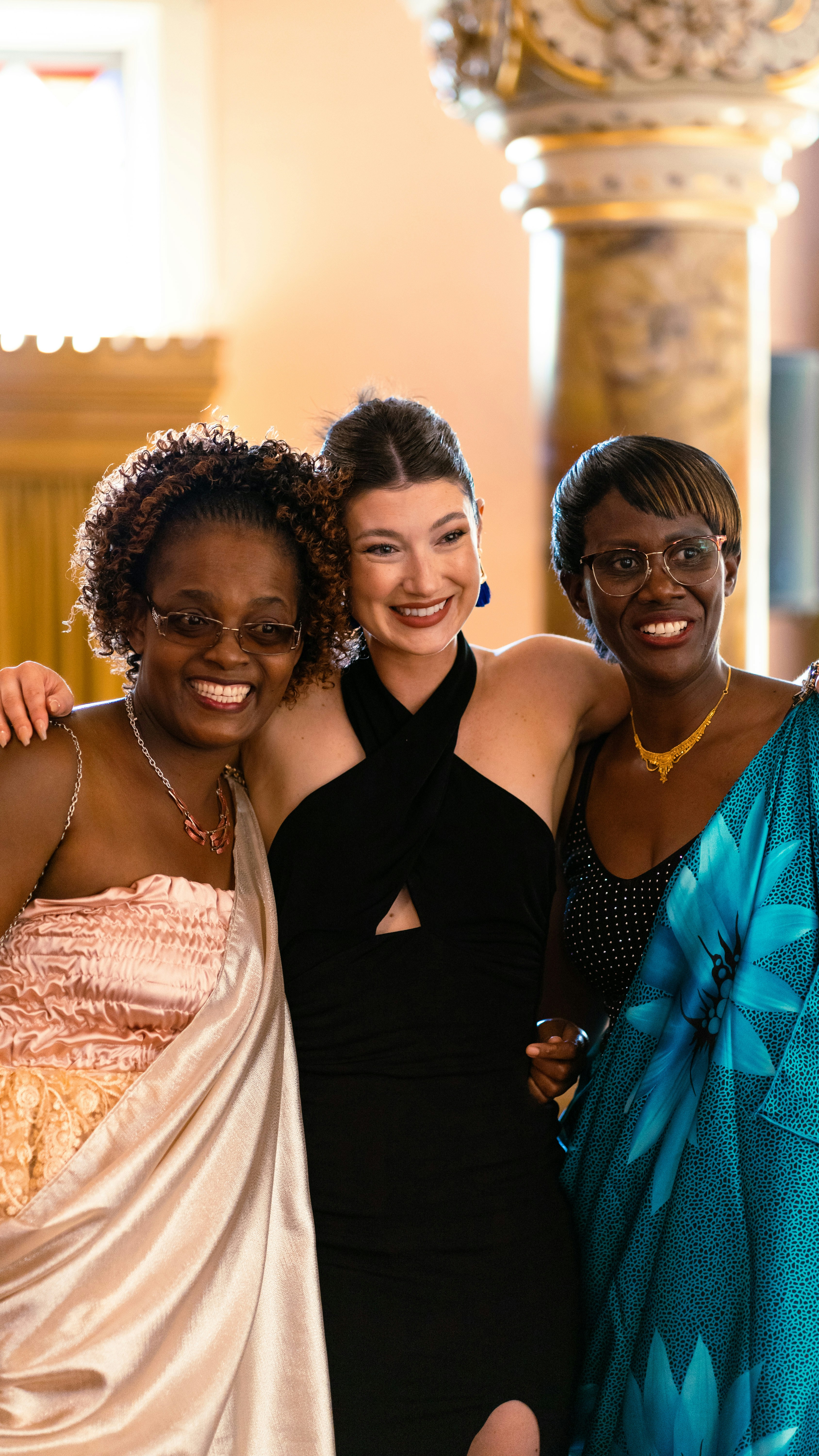 Eine Gruppe von Frauen posiert für ein Foto