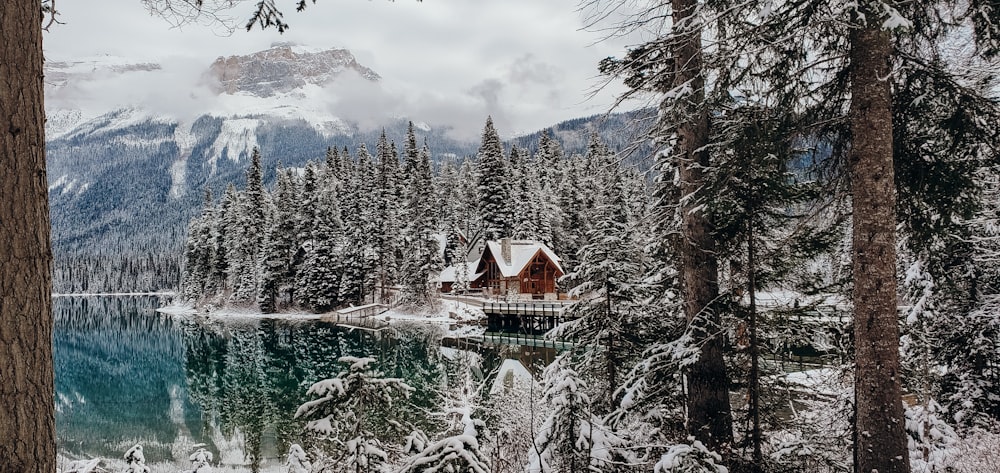 uma cabana em uma montanha nevada