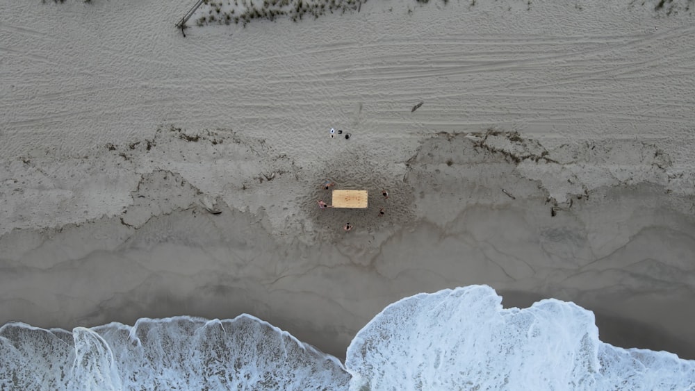 eine Sandfläche mit einem kleinen Gebäude darin