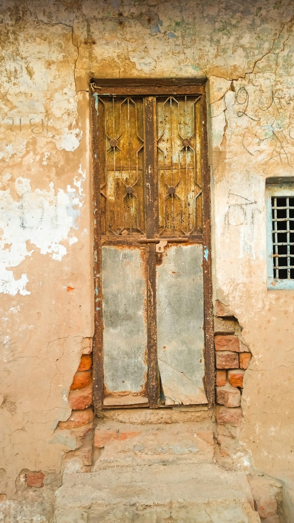 uma porta em um edifício de pedra