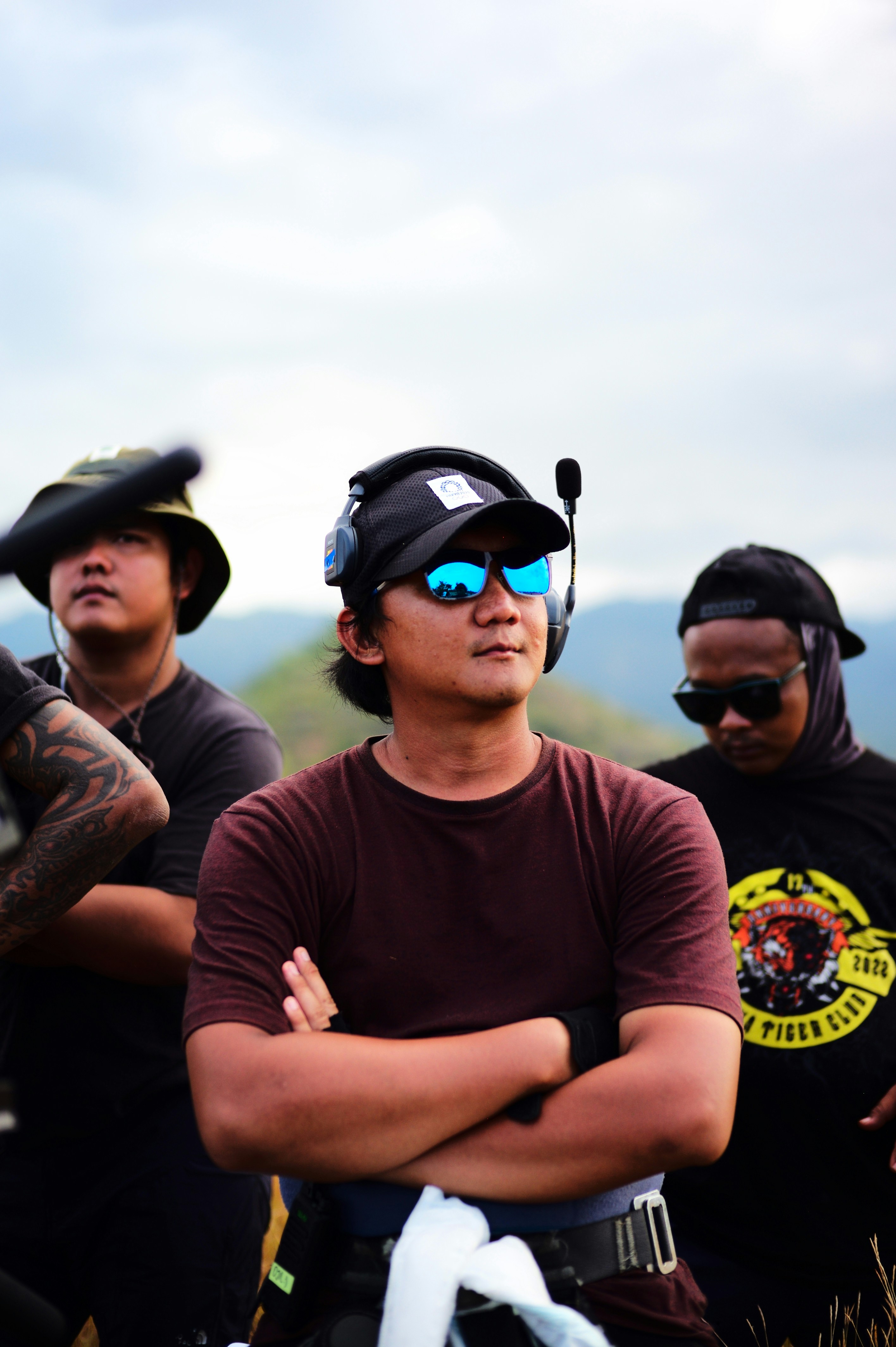 sekelompok pria mengenakan helm dan kacamata