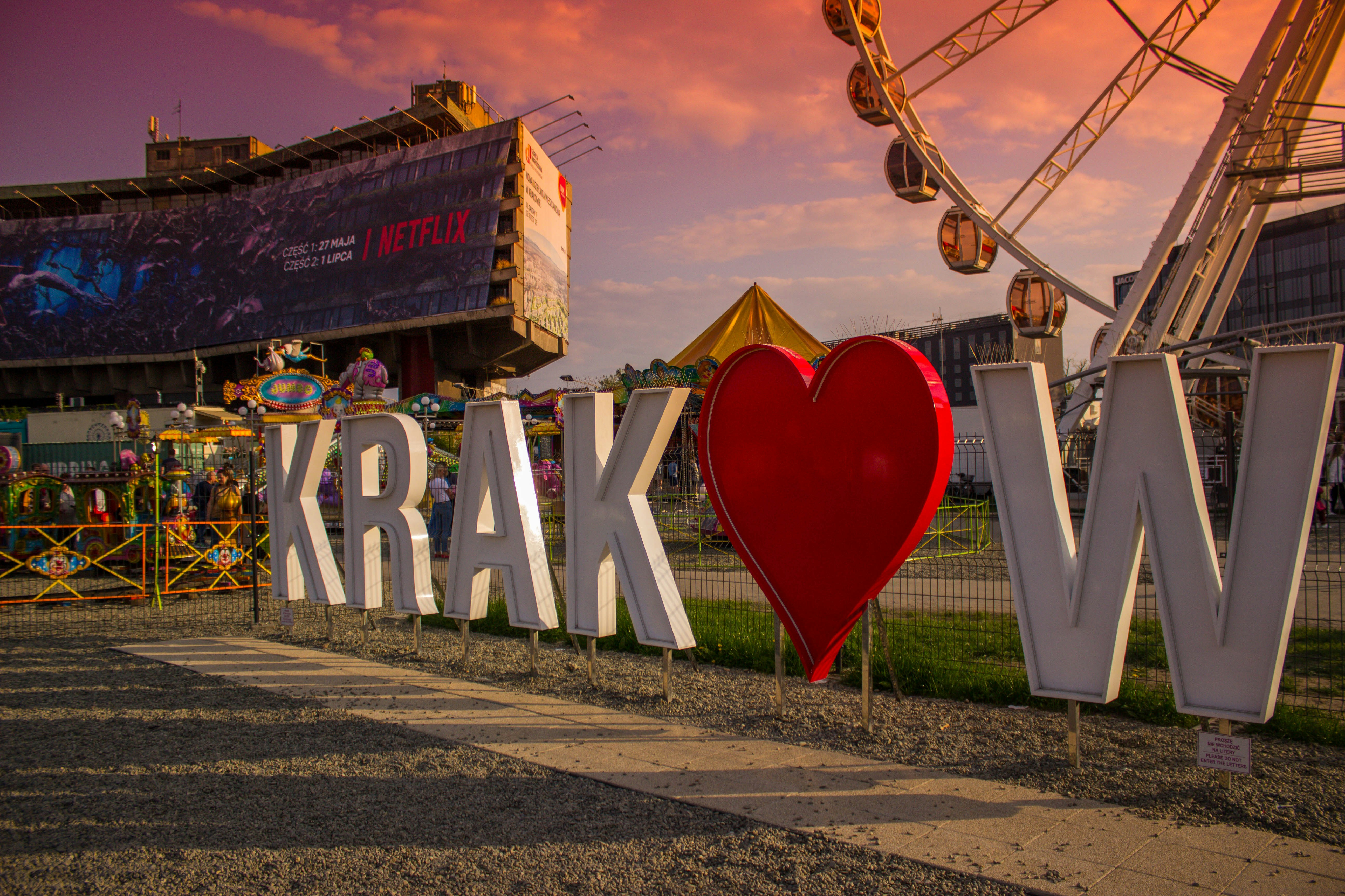 ein Schild mit einer roten Kugel vor einem Gebäude