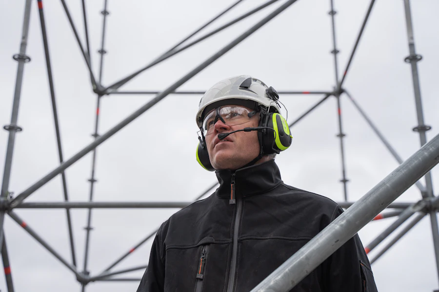 Vakman van BSS Sloopservice op de bouwplaats (stockbeeld; wordt het portret uit de fotosessie)