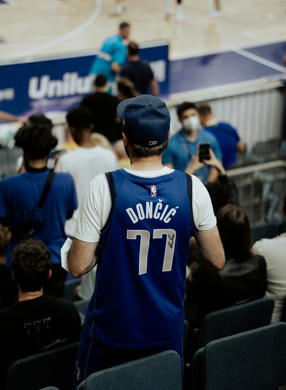 Un hombre con una camiseta azul