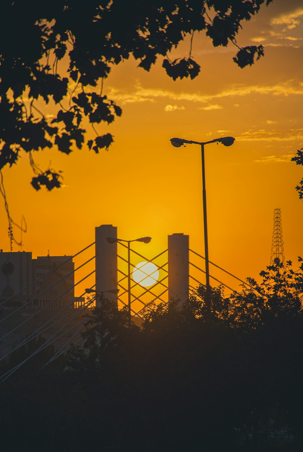 Eine Brücke mit Sonnenuntergang im Hintergrund