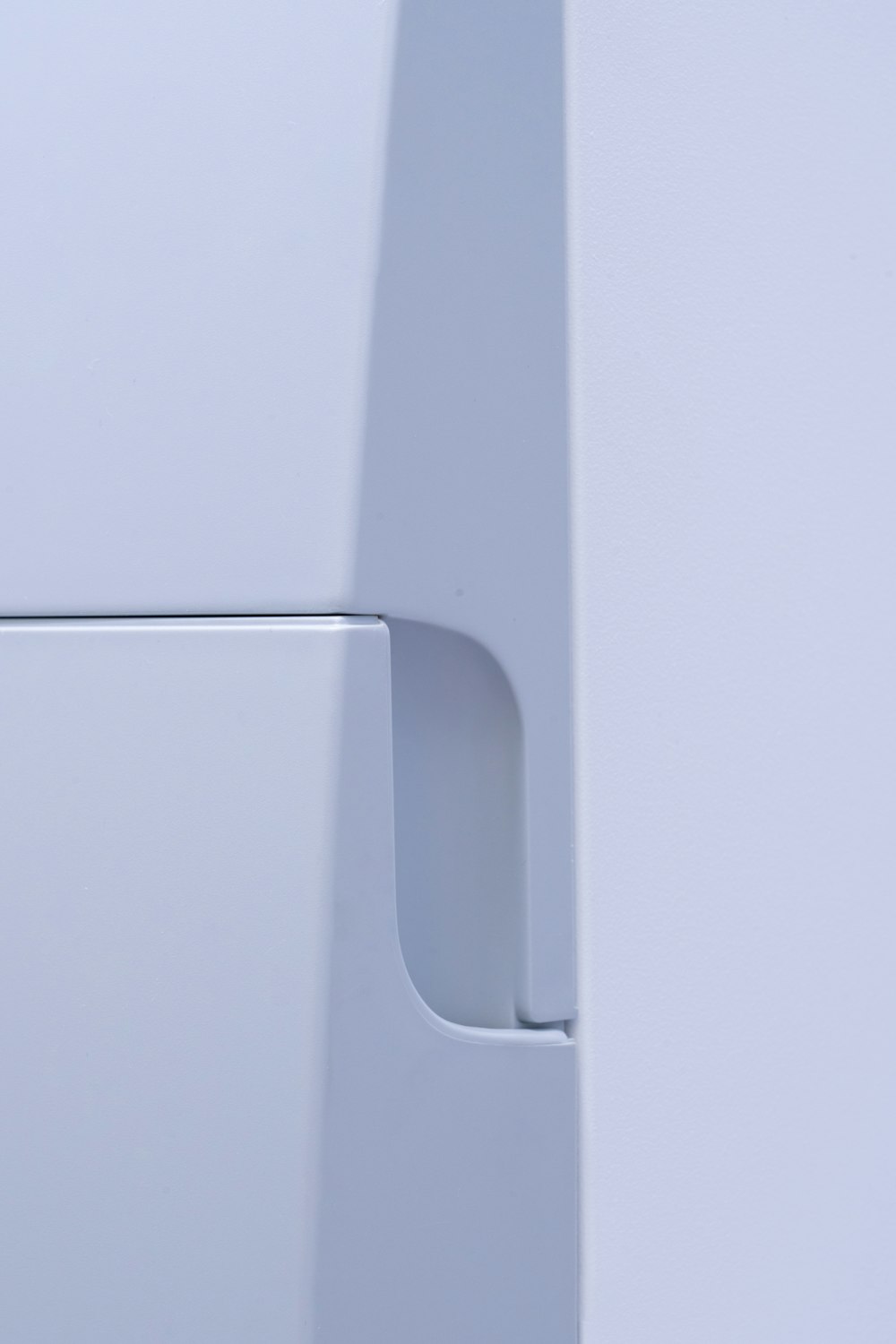 una porta bianca con una maniglia
