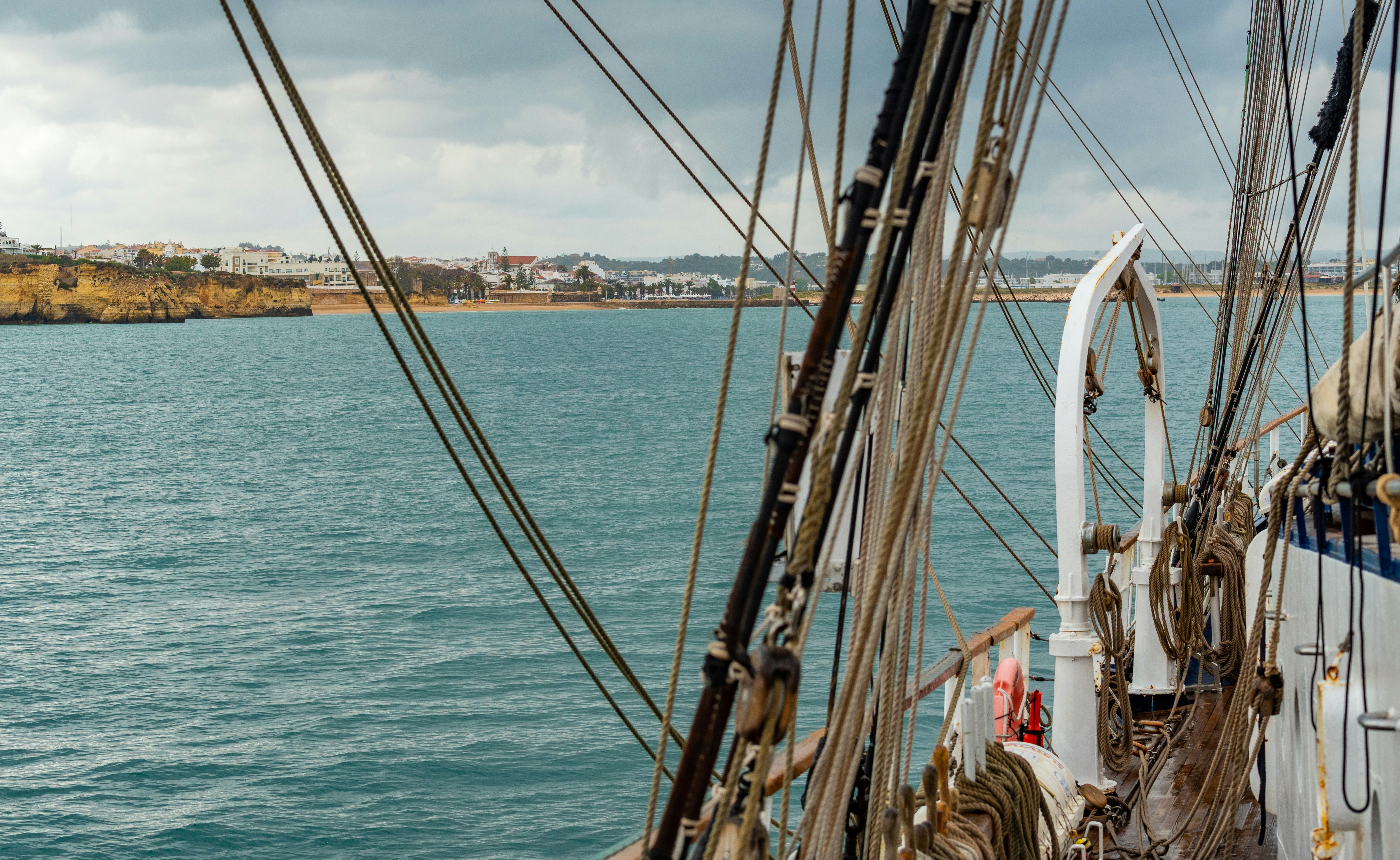 Un bateau sur l’eau