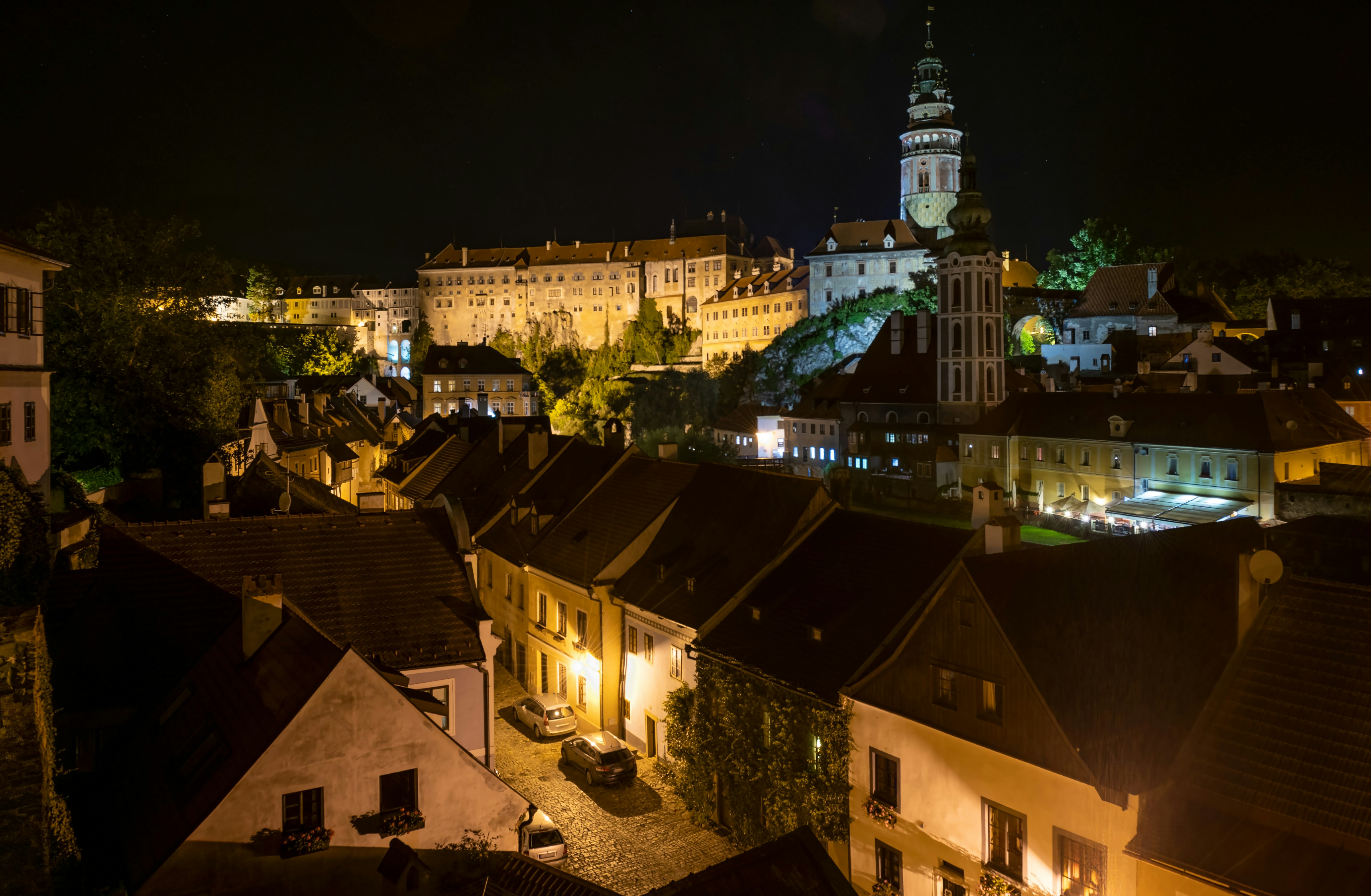 Una ciudad con una iglesia y una torre por la noche