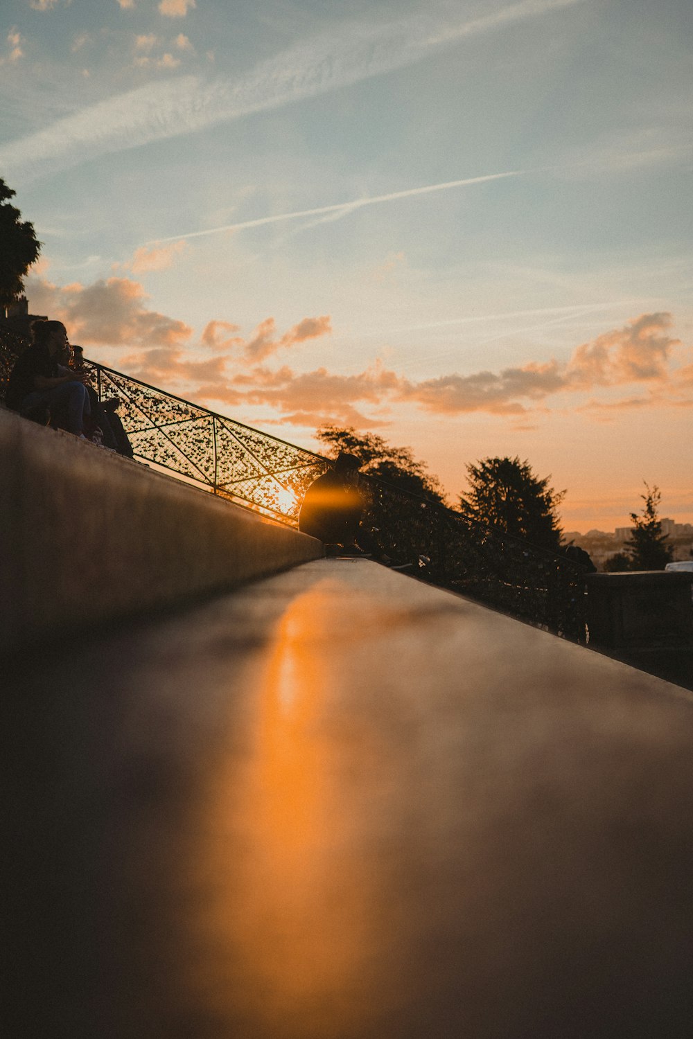 Una puesta de sol sobre un cuerpo de agua