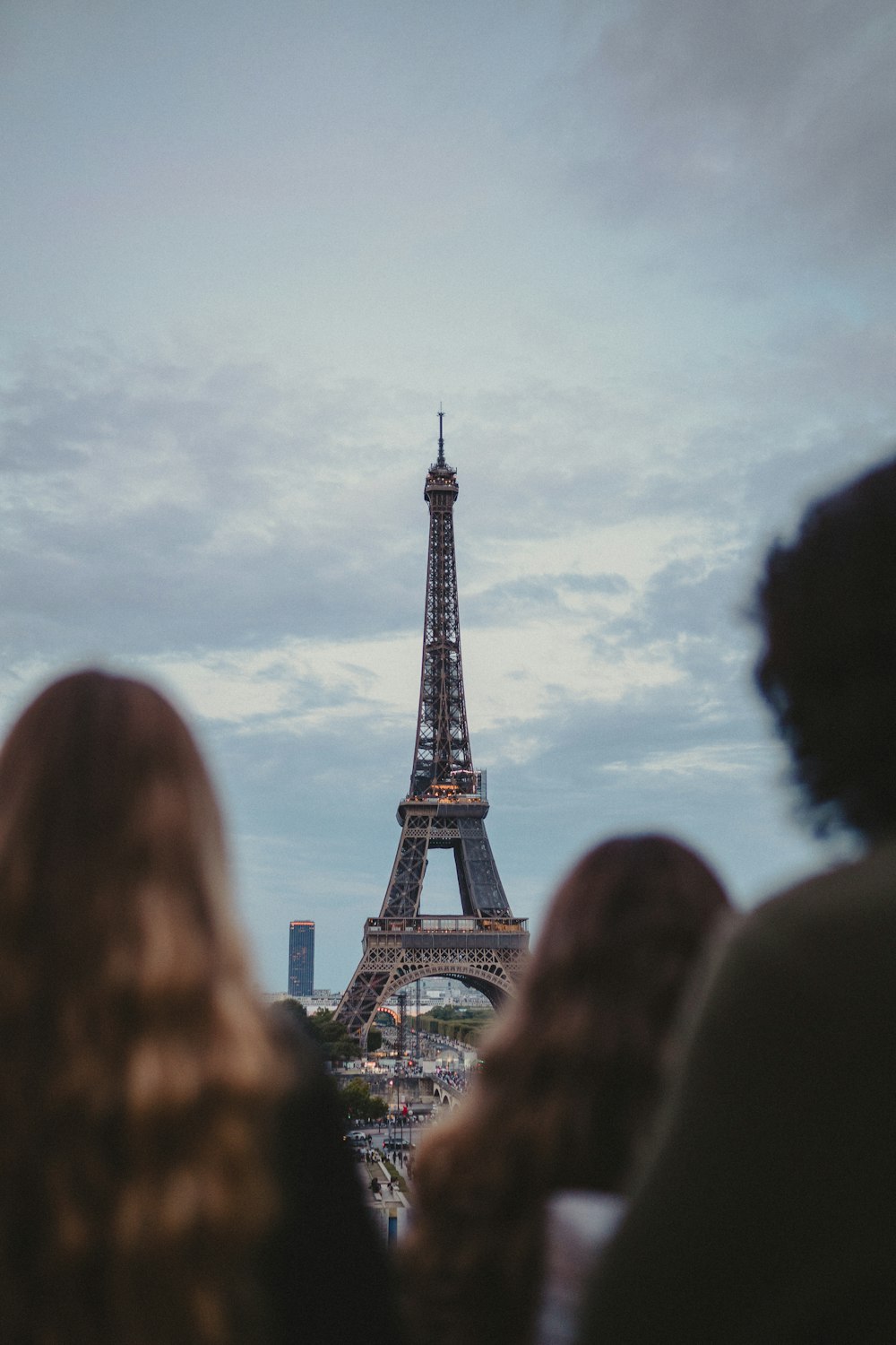 a group of people looking at the eiffel tower