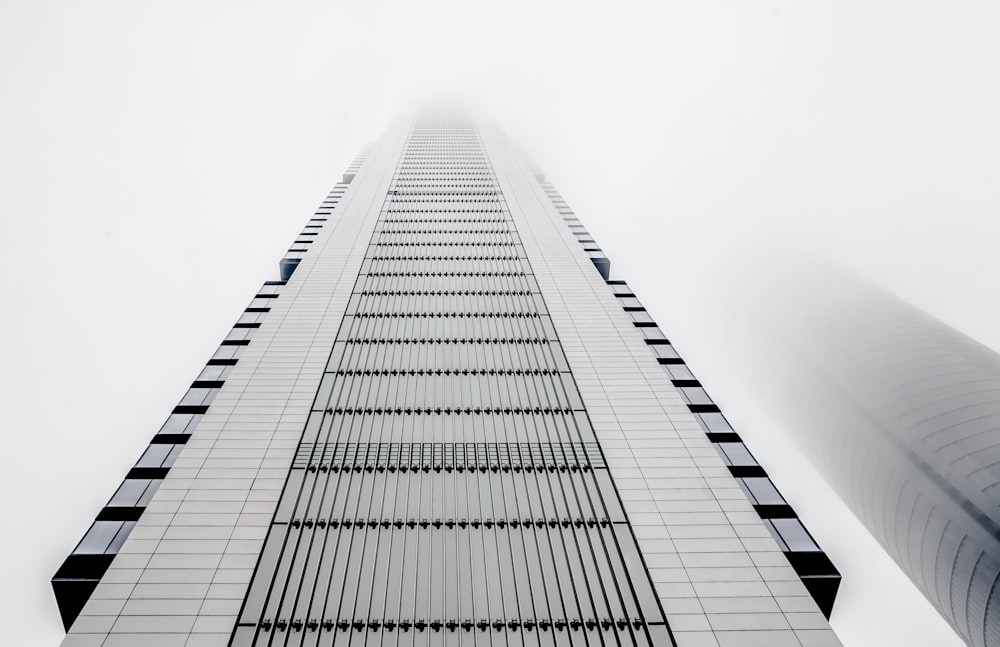 Un edificio alto con muchas ventanas