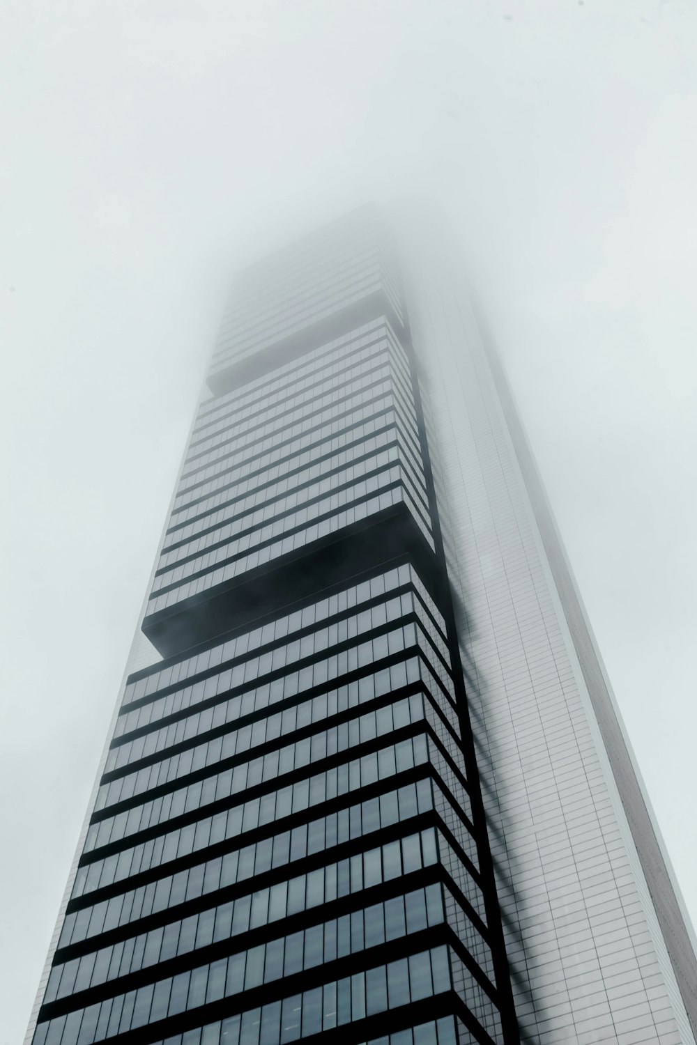 Un edificio alto con un frente de vidrio