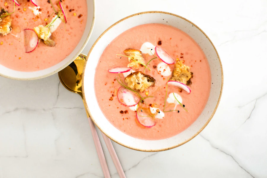Cuenco de gazpacho frío