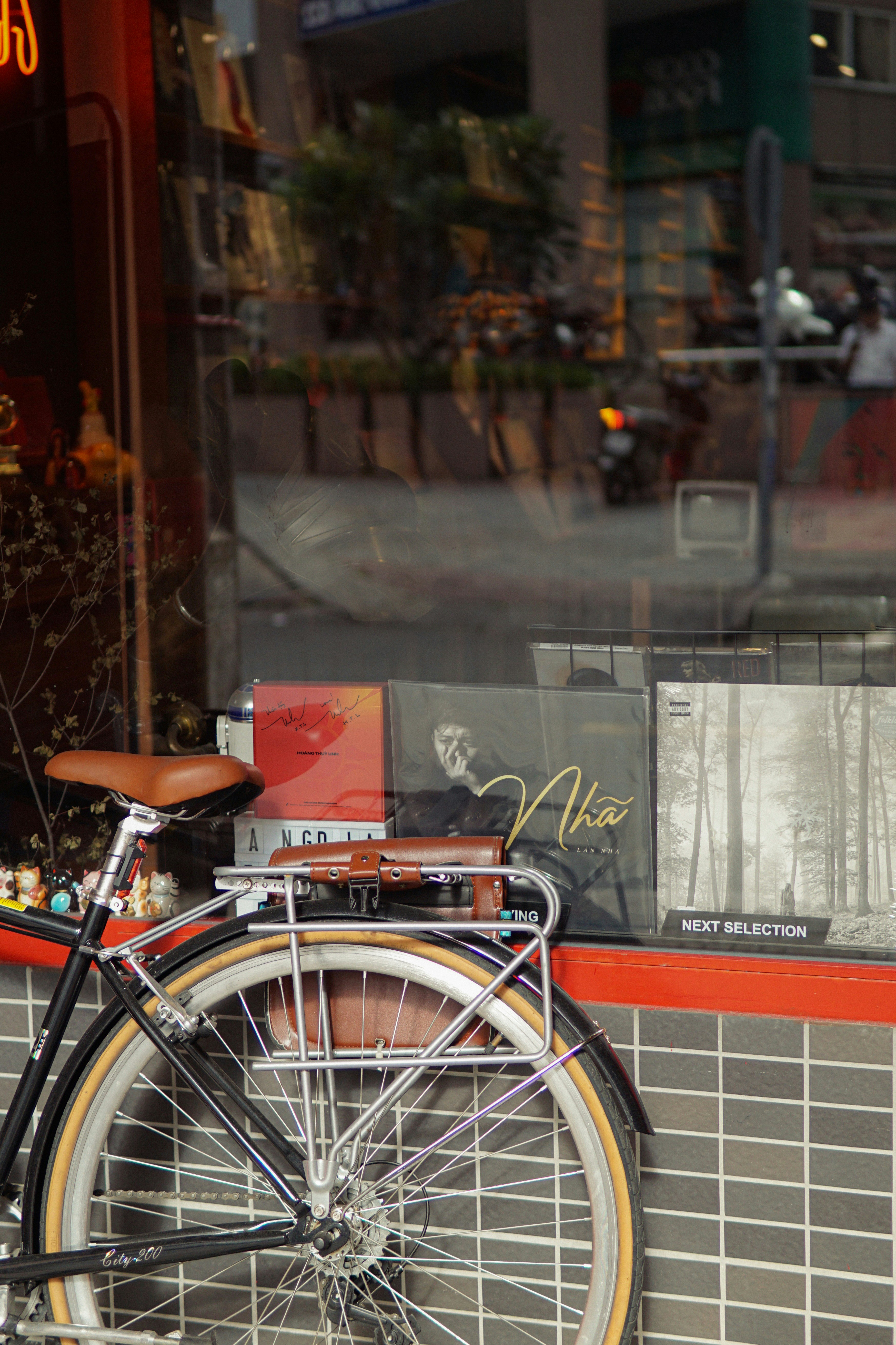 uma bicicleta estacionada ao lado de um edifício