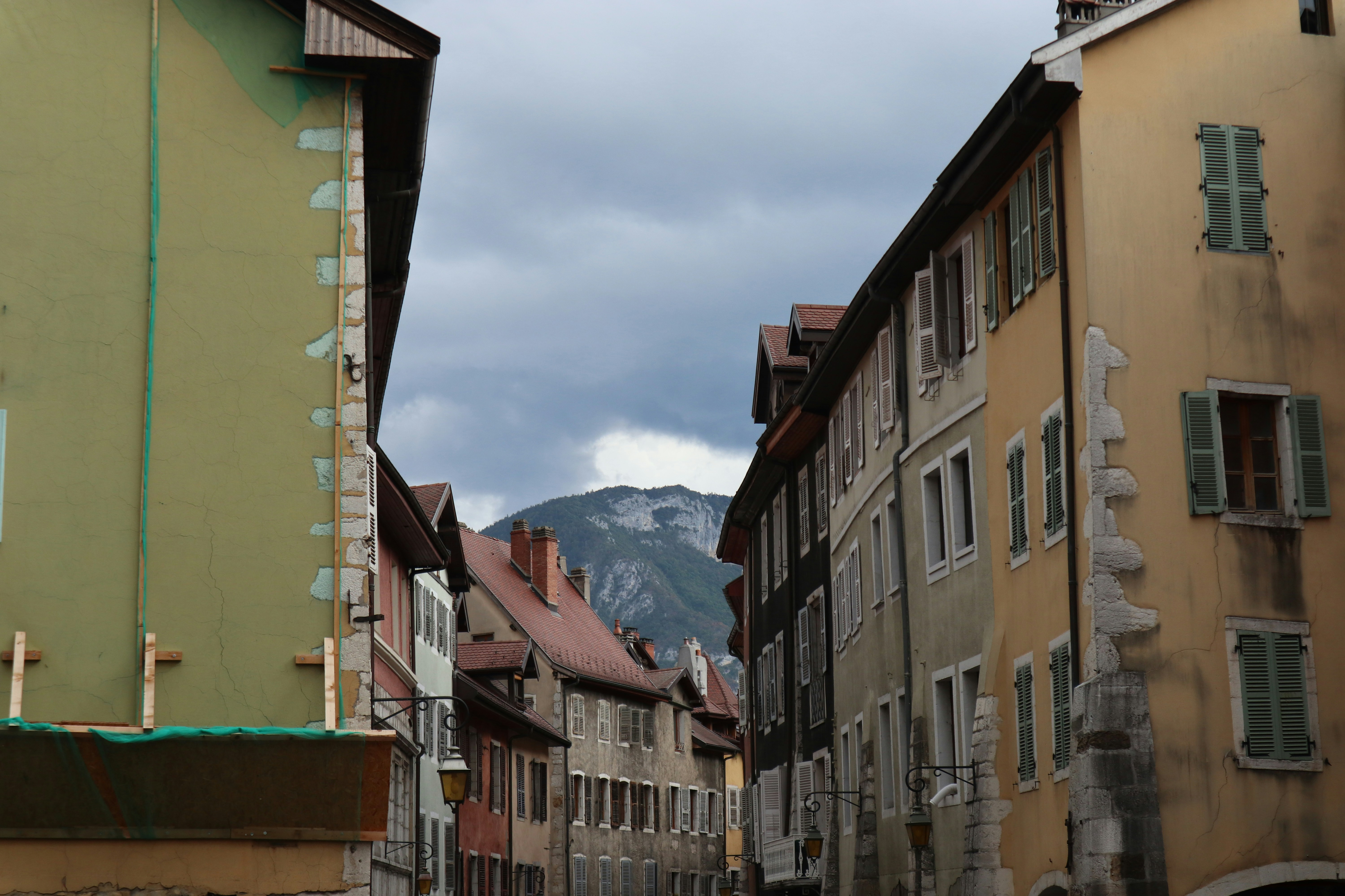 Paysage urbain avec des bâtiments de maçonnerie en Savoie