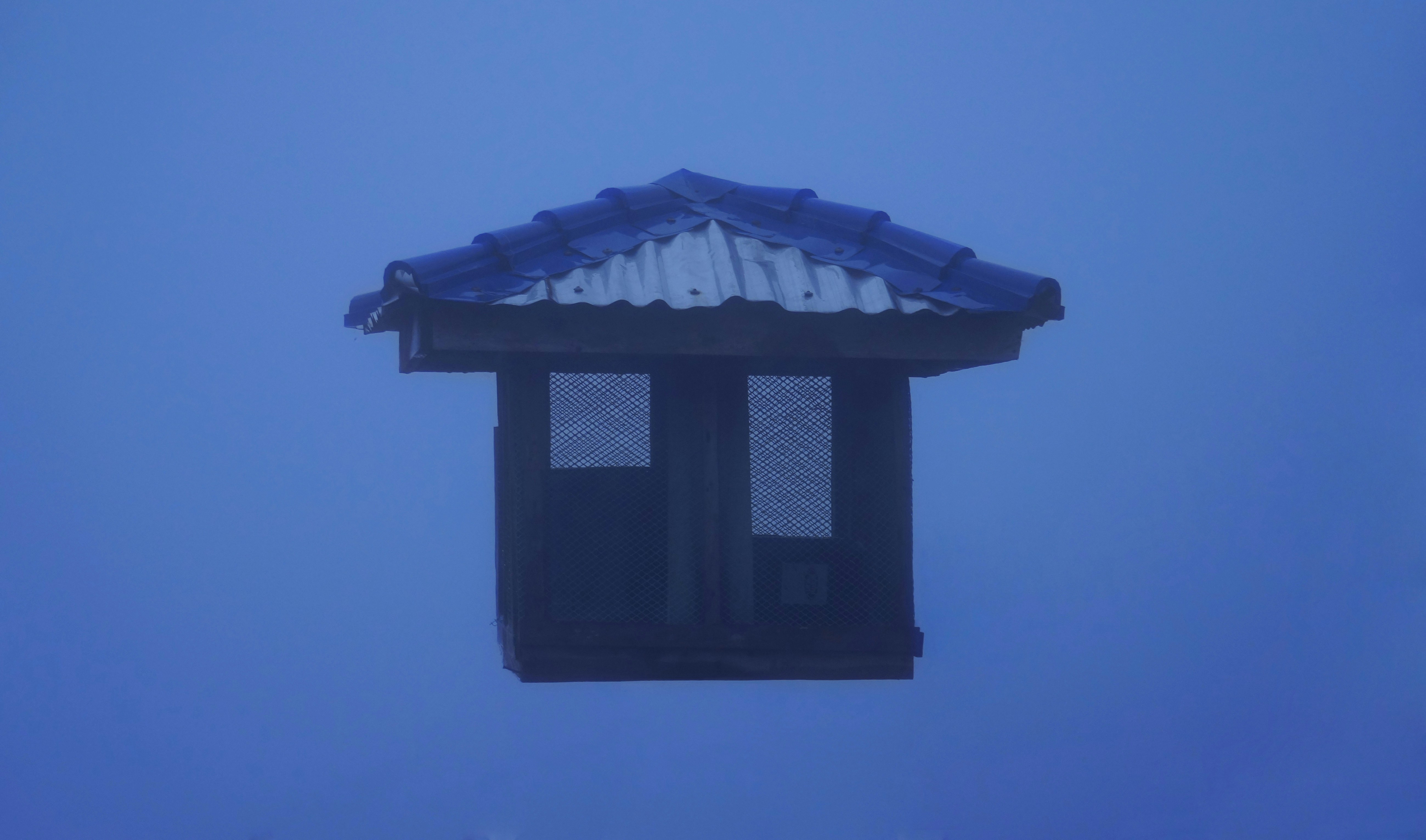 A blue box with a blue roof photo – Free Blue Image on Unsplash