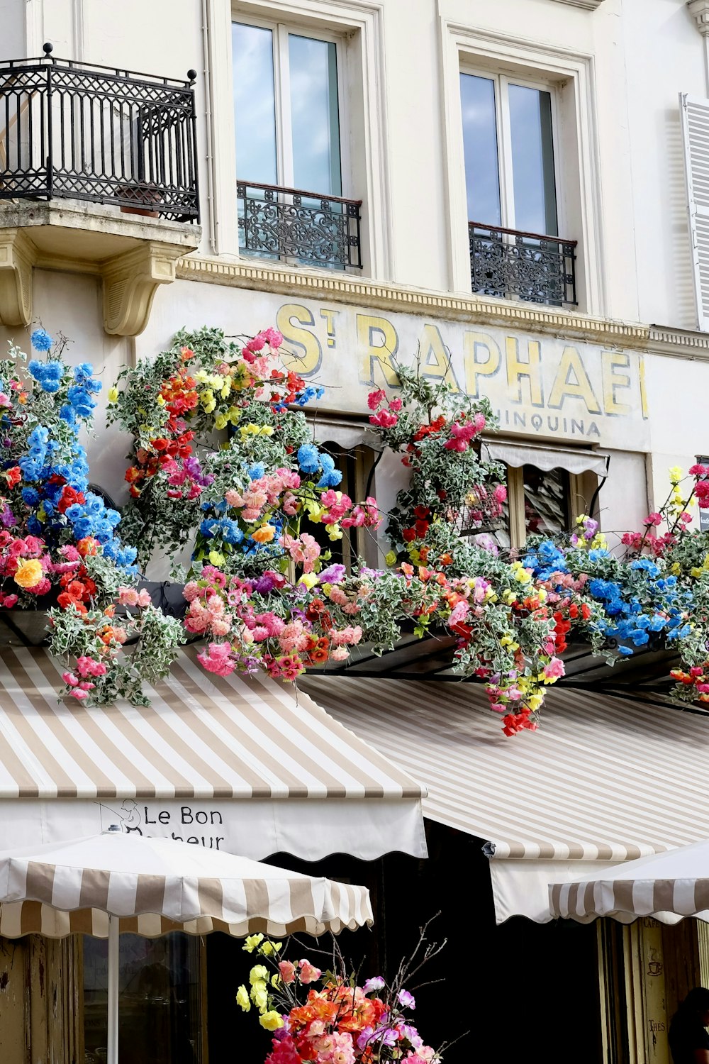 a building with many flowers on the roof