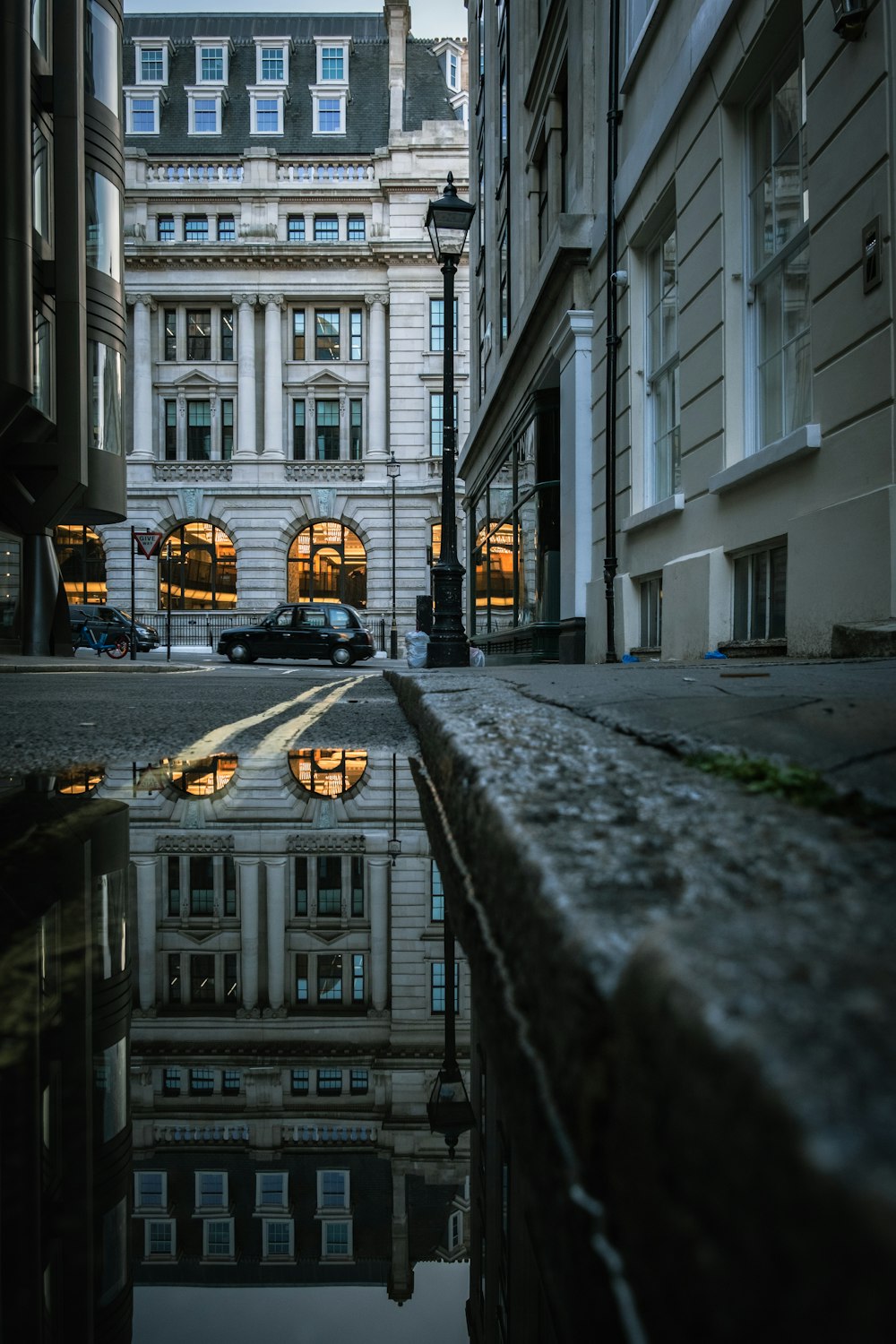 uma rua com carros e edifícios