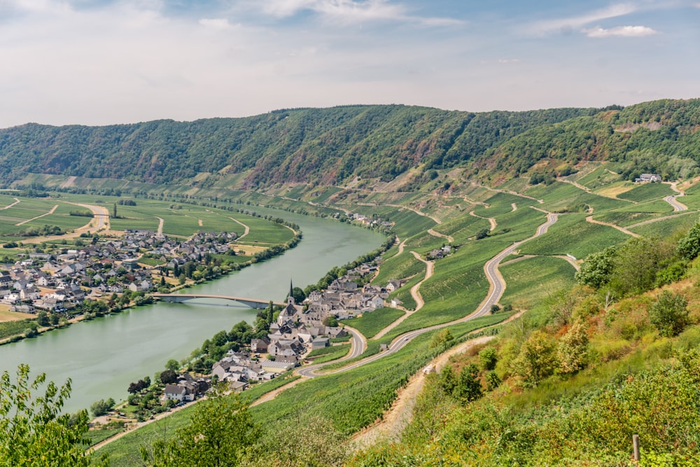 une rivière qui traverse une vallée