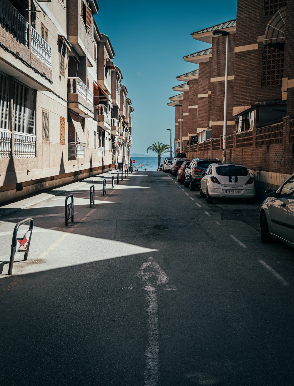uma rua com carros estacionados ao longo dela