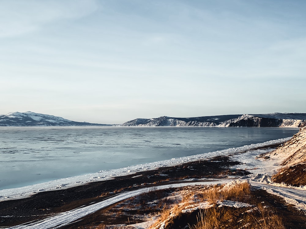 Une plage avec de la neige