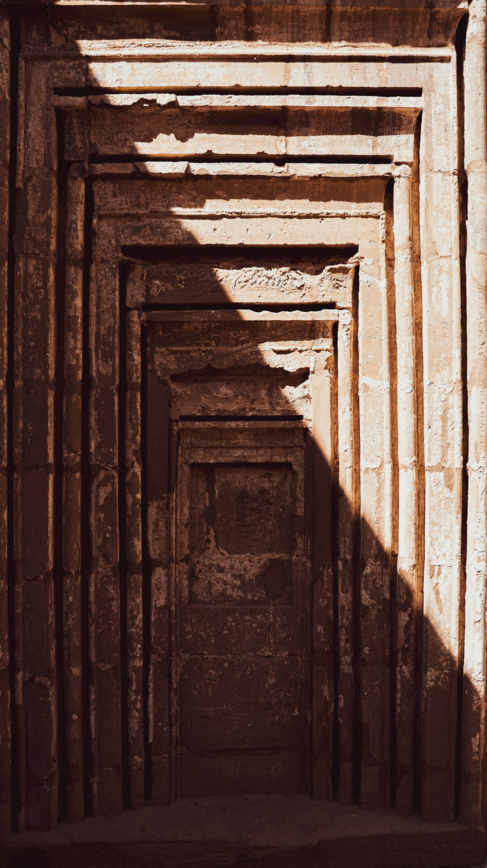 uma porta de madeira com uma face esculpida