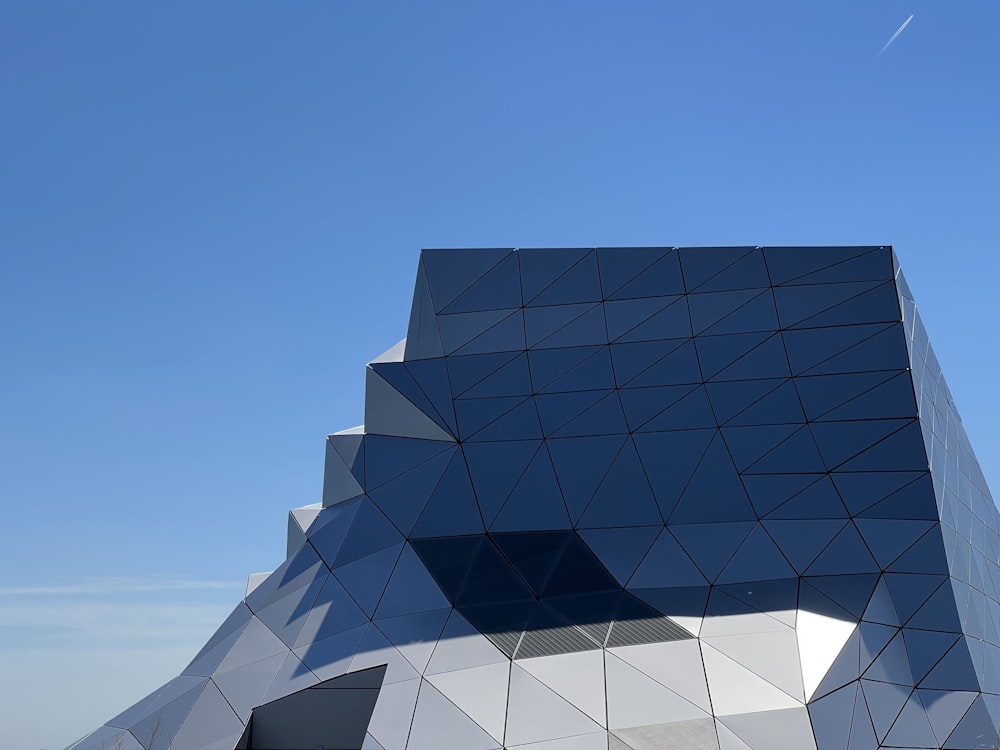 Un edificio con un cielo azul