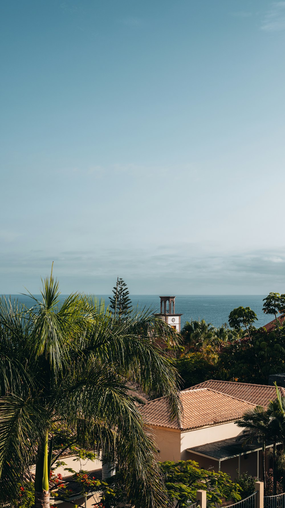 um edifício com árvores e água ao fundo