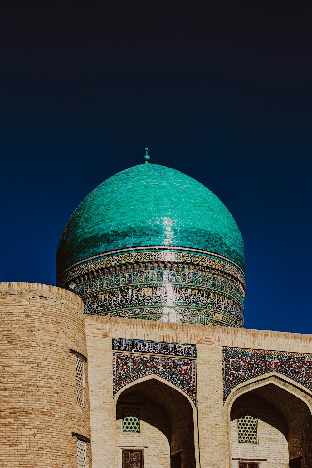 Un edificio a cupola con una cupola verde