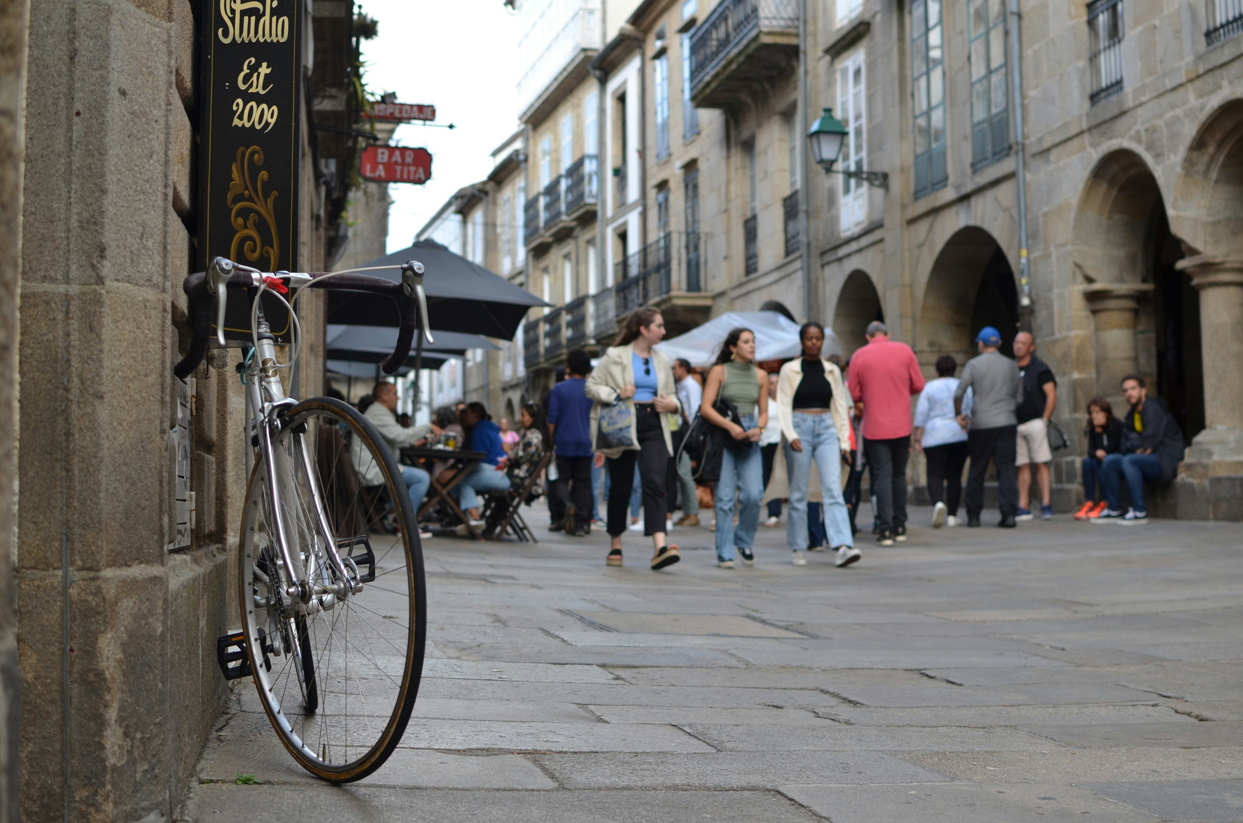 Un grupo de personas caminando por una calle