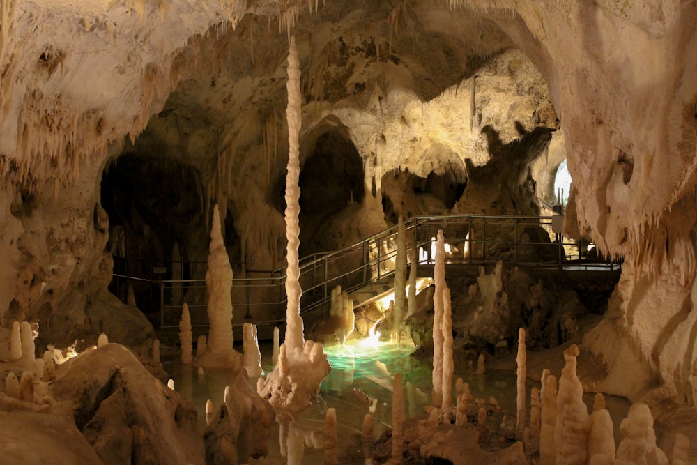 Un pont dans une grotte