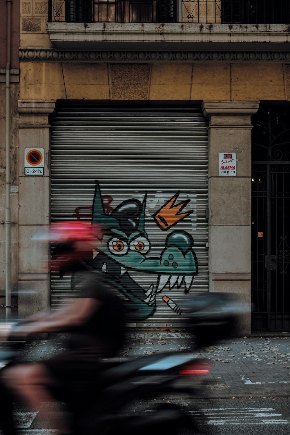 una persona montando en bicicleta